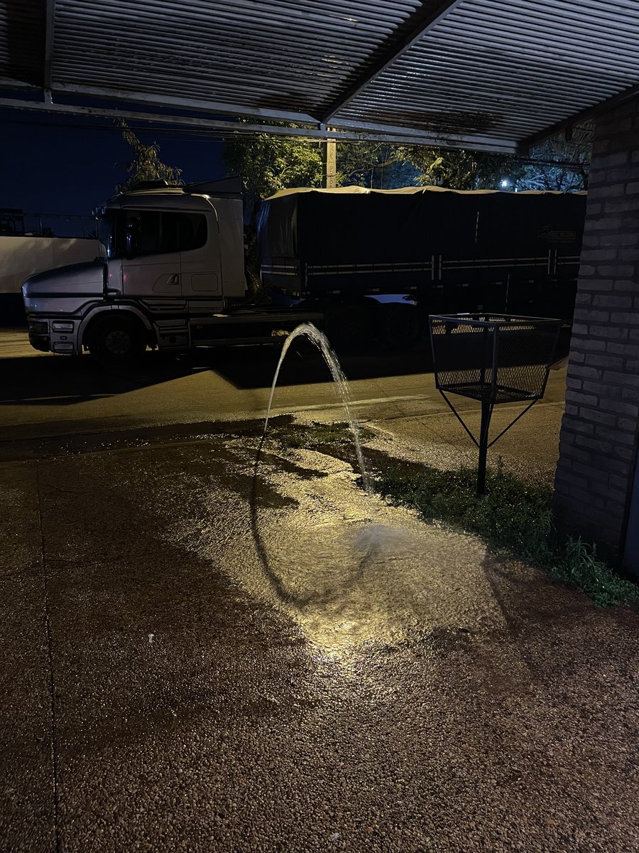 GaborMolinas's tweet photo. @EssapSA mundial pérdida de agua en la siguiente dirección Luis Morquio esq. Tte. Acosta, Barrio Pinoza. Una vergüenza https://t.co/fr1ADhey9R