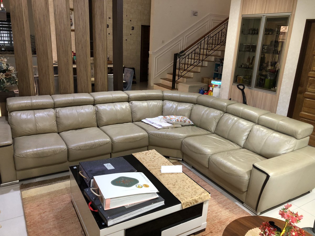 TheAdzain's tweet photo. Ada sesapa nk beli sofa?
Size L-Shape 6 seater.
Half leather atas, half PU Leather bawah. Harga asal RM6.5k
NAK LETGO RM1k ONLY.
Location Bangi.
Selfpickup. https://t.co/ER4flV1V7V