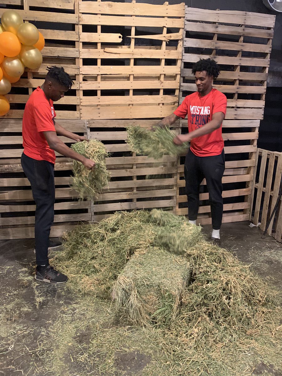 USW_MBB's tweet photo. Thank you Chooselife Church for allowing our Men’s Basketball team to come by and help set up for their Annual Family Fall Festival. Our guys had a terrific time setting up and supporting the Hobbs community! 
@USW_MBB 
@USWAthletics https://t.co/RX7rPYXWw7