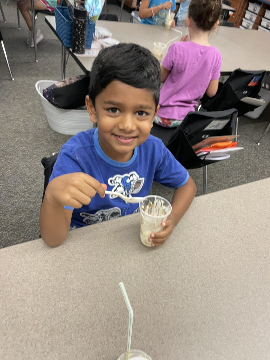 MCorley_ASE's tweet photo. Science fun with root beer floats to observe a solid, liquid and gas. It sure was tasty! @HumbleISD_ASE #yummyscience https://t.co/GmA7ce1ABi