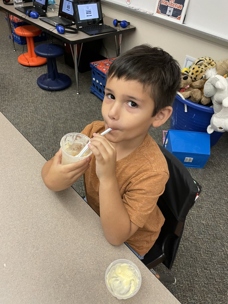 MCorley_ASE's tweet photo. Science fun with root beer floats to observe a solid, liquid and gas. It sure was tasty! @HumbleISD_ASE #yummyscience https://t.co/GmA7ce1ABi