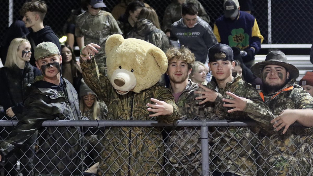saltyphotos's tweet photo. They didn’t see us coming.             Halftime 37 - 0 @VALLEYSUPERFANS @GVHSYearbook @GVHSActivities https://t.co/i3y14LQUwy