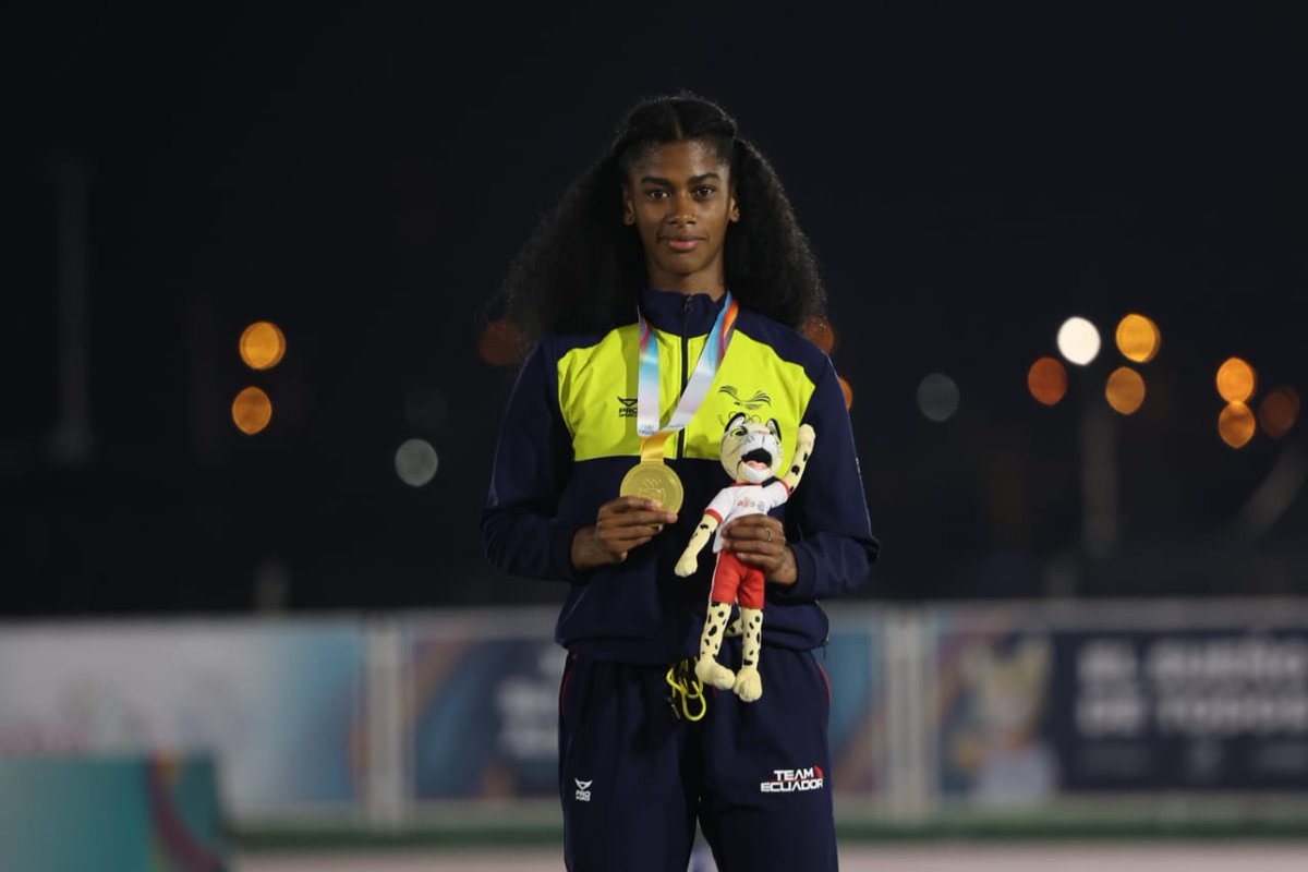 ECUADORolimpico's tweet photo. PREMIACIÓN

Anahí Suárez recibe su medalla de ORO🥇 alcanzada en los 200 m planos y suena el Himno Nacional de Ecuador por 23° ocasión en los Juegos Suramericanos #ASU2022

#TeamEcuador
@FEcAtletismo https://t.co/VisjzBgPLn