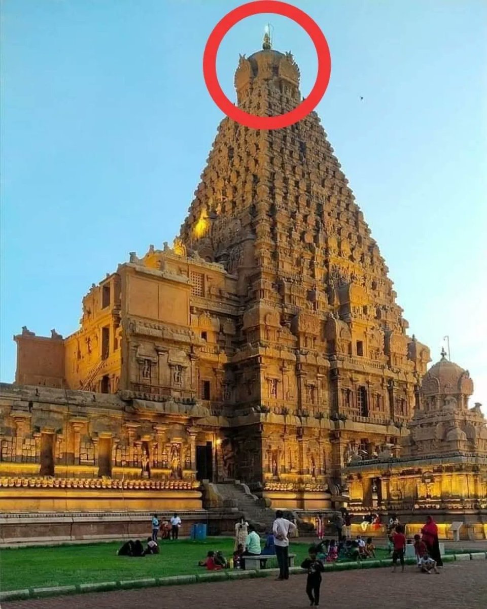 Incredible India 🇮🇳! A perfectly placed 80 tonne Kalasha carved out of a single granite rock at a height of 216 ft at the top of Brihadeeshwara temple in Tamil Nadu!! How was it possible? That too a thousand years ago ! @AnkitaBnsl