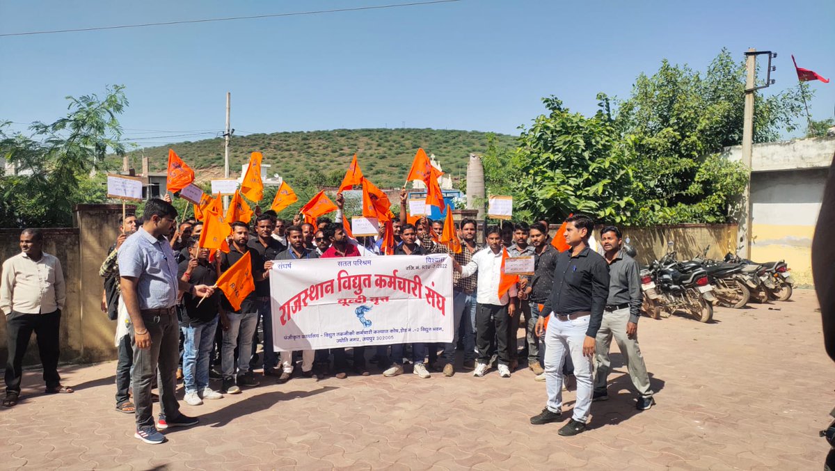 VidyutaSangha's tweet photo. #Jaipur: OPS की मांग पर बिजली कार्मिकों का प्रदेशव्यापी बिगुल

राजस्थान विद्युत कर्मचारी संघ के आह्वान पर आंदोलन, बिजली कर्मचारी आज जिला मुख्यालयों पर कर रहे विशाल प्रदर्शन, एसो.से जुड़े बिजली कार्मिक विद्युत...

@BSBhatiInc @RajGovOfficial @ml_vikas https://t.co/GkccUH8Is2