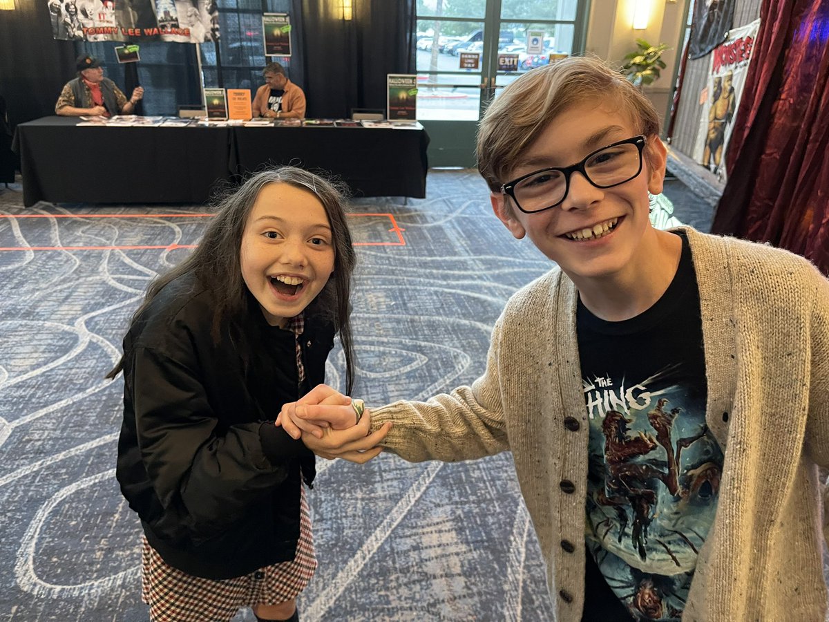 _JulianHilliard's tweet photo. I finally got meet THE @VioletMcgraw! @MONSTERPALOOZA1 https://t.co/g8zDmhfJRy