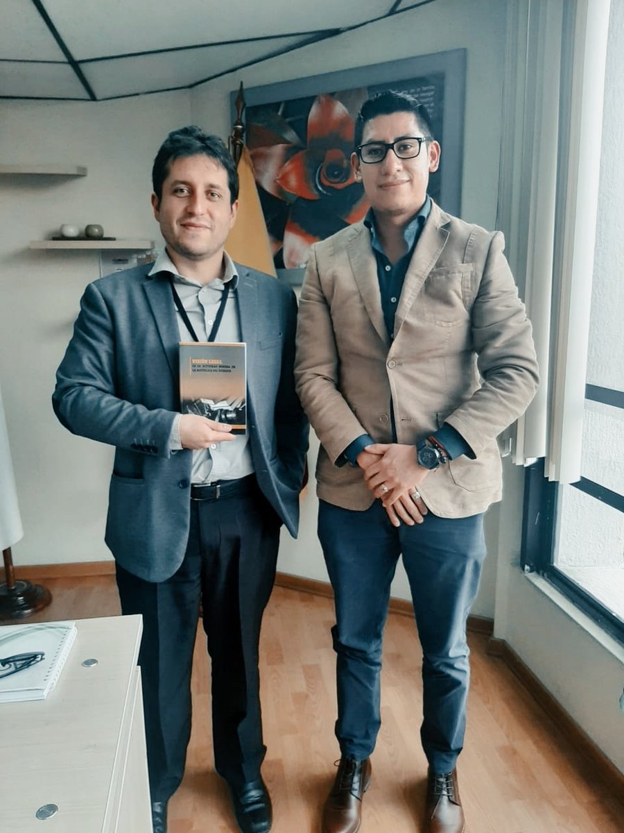 expertomineroec's tweet photo. Entregamos personalmente un ejemplar de mí obra al Sr. Gerente del PRAS, muchas gracias por la adquisición. #derechominero #expertomineroec. https://t.co/PYxRBTc9K9