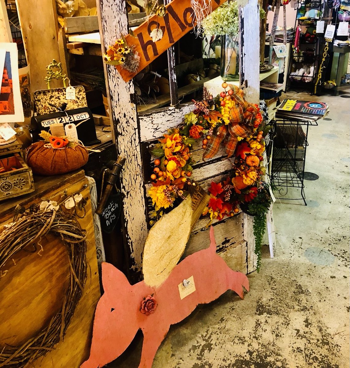 cahartnell's tweet photo. Having a Flying Pig Friday Funday looking back at this pic I took in 2019 at an antique mall in Prairie Grove, Arkansas! Adventure calls when pigs are flying! Woohoo!๐
#Friday #Funday #PrairieGrove #Arkansas #Autumn #antiques #fall #vintage #retro #adventure https://t.co/XL4IFa8QfI