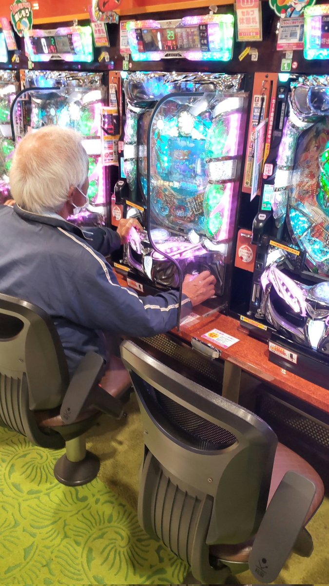 tadanokarma_'s tweet photo. タバコ吸って帰ってきたらST中の地中海盗られた
上皿あってもおかまい無しだったようなのでスルーしてたから駐車券だけ回収 https://t.co/LiUtQO4dtt