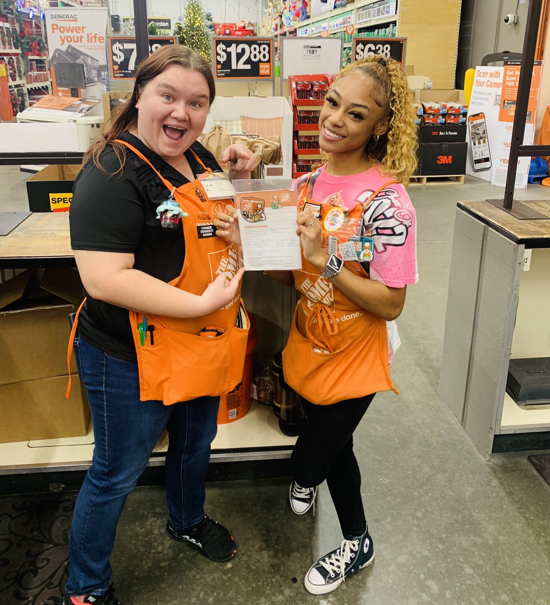 Miyah being given a Homer by one of our CXM’s Michelle. Taking care of her customer and going above and beyond. We appreciate you! <a href="/boyd_fb/">Forrest Boyd</a> <a href="/JarrodFarmer4/">Jarrod Farmer</a> <a href="/idrissi_mary/">mary el idrissi</a> @Jerry_Smith_Jr @denglishus