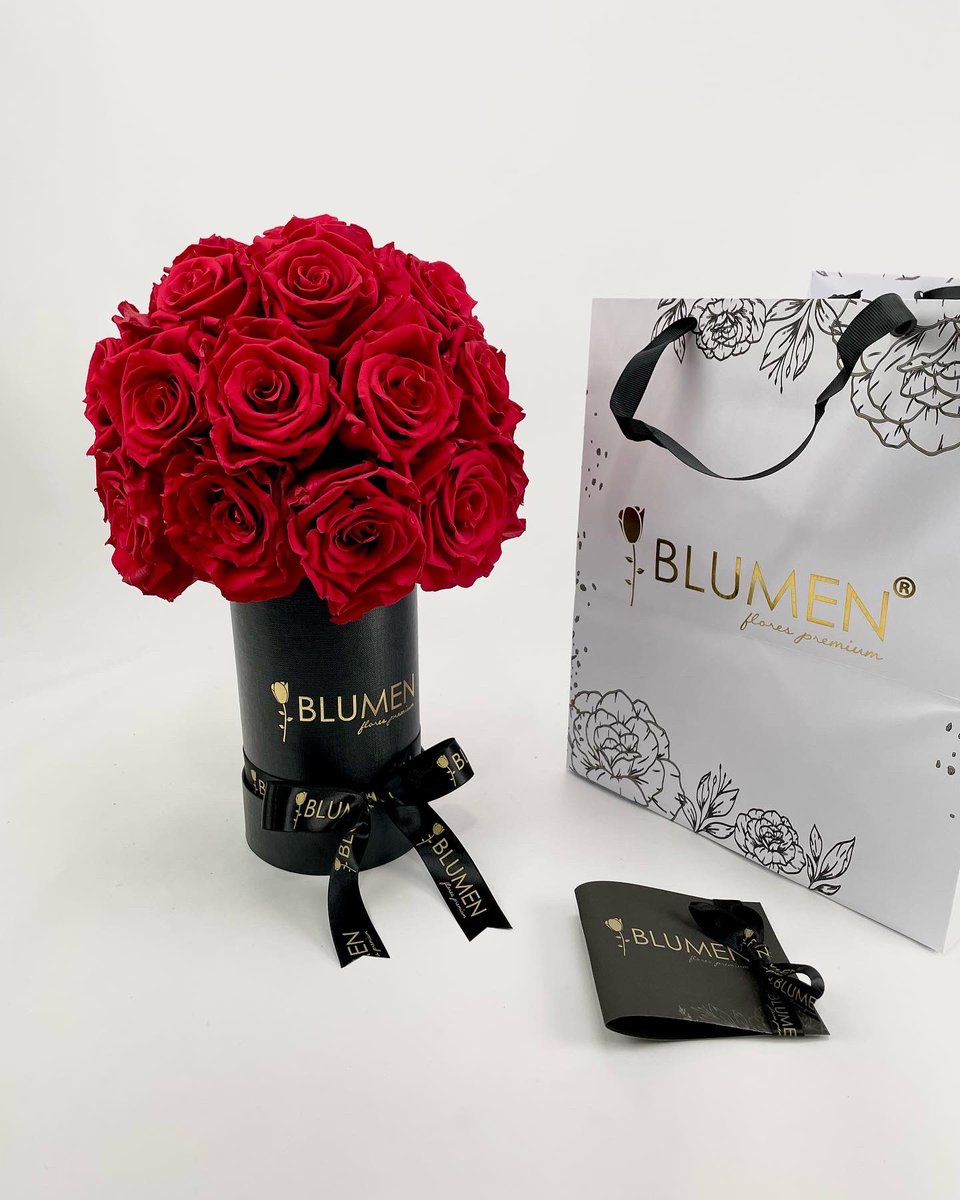 blumenecuador's tweet photo. En las más especiales e inolvidables ocasiones debes tener a tu lado un hermoso #BLUMENbaum 🌹 .
.
🌹 Calidad de exportación .
🌹 Enviamos a todo el 🇪🇨 . 
🌹 El mejor regalo 🌹 .
.
#Ecuador #flores #floreseternas #rosaspreservadas #regalos #arreglosflorales https://t.co/oYEH1CKATL