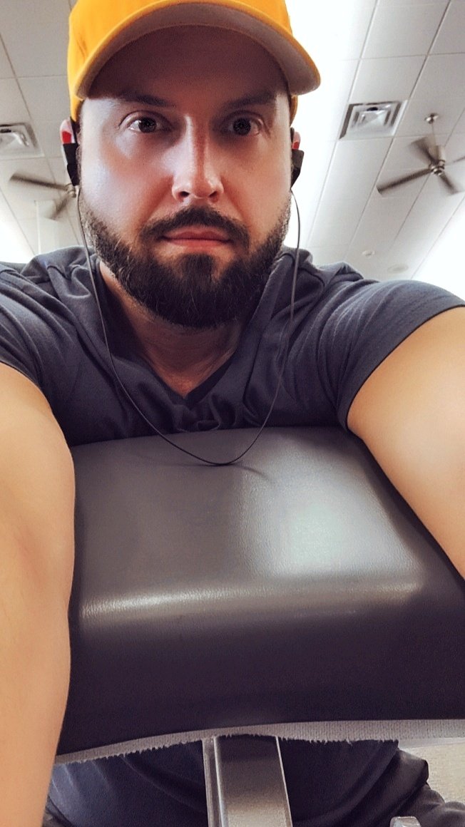 RRN3's tweet photo. I'm new to this gym, will you show me where the locker room is? #gymboy #beardedgay #scruffdaddy https://t.co/QMhdJEDQlg