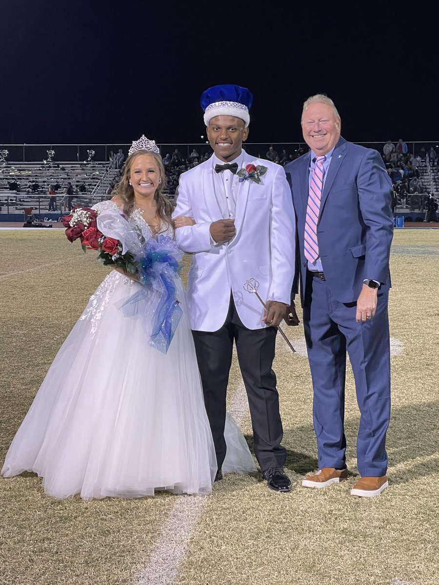 creasyl_rcshsc's tweet photo. Congratulations to the 2022 Homecoming Queen Madison Whitworth and King Ronald Whitmore. @SiegelHighStars https://t.co/sTrVa1ihYV