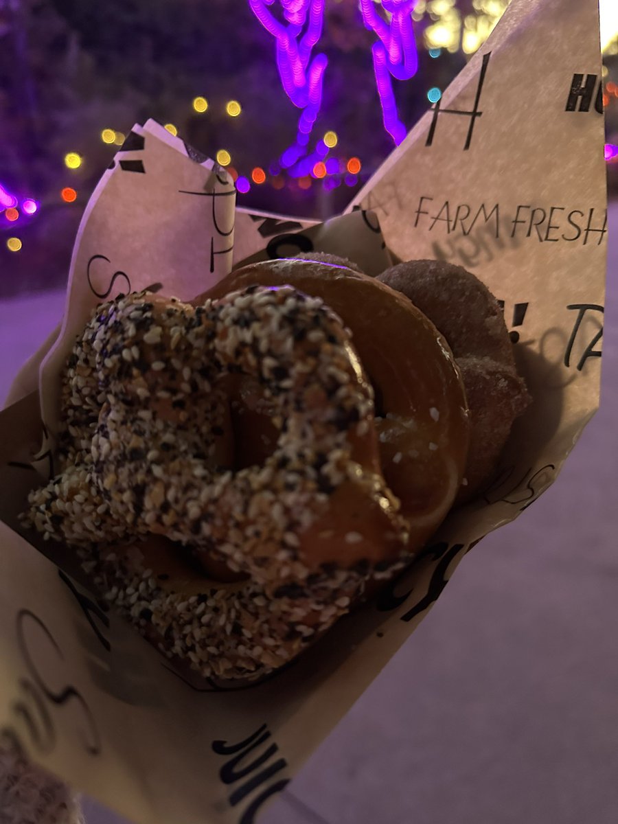 Special #BooLights - only snacks! Including this flight of pretzels, grilled cheese, desserts, and #witches wands (light-up stick with cotton candy). There’s still time to come: hoglezoo.org/upcoming-event…
#Utah #utahevents #hoglezoo #halloween #spookyseason