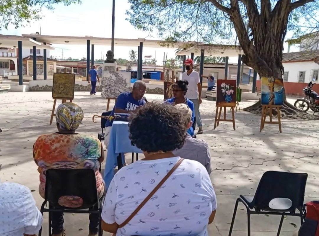 Se desarrolló en el parque #SurgideroDeBatabanó actividad literaria con el escritor de la localidad Ernesto Pérez Pedroso. #JornadaPorLaCulturaCubana, #OrdenamientoTerritorial, #dpotumayabeque.