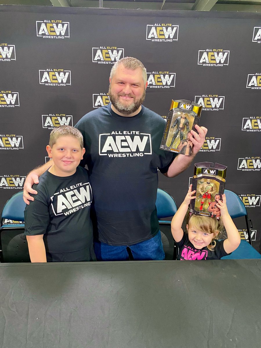 KouliKollector's tweet image. Thank you @Jazwares and @AEWbyJazwares for the incredible opportunity to enjoy @AEW and to meet and talk wrestling figures with the talent.

Also thank you to @JeremyCom for being the Godfather behind these incredible figures!!!

#aew #AEWDynamite #AEWDark #AEWRampage #jazwares