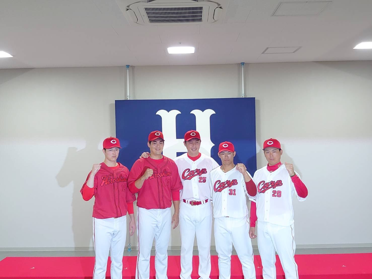 進め スポーツ元気丸 カープの新ユニフォームが公開されました 新井監督は25番です T Co Xo4vnlbluj Twitter 進め スポーツ元気丸 カープの新ユニフォームが公開されました 新井監督は25番です T Co Xo4vnlbluj Twitter
