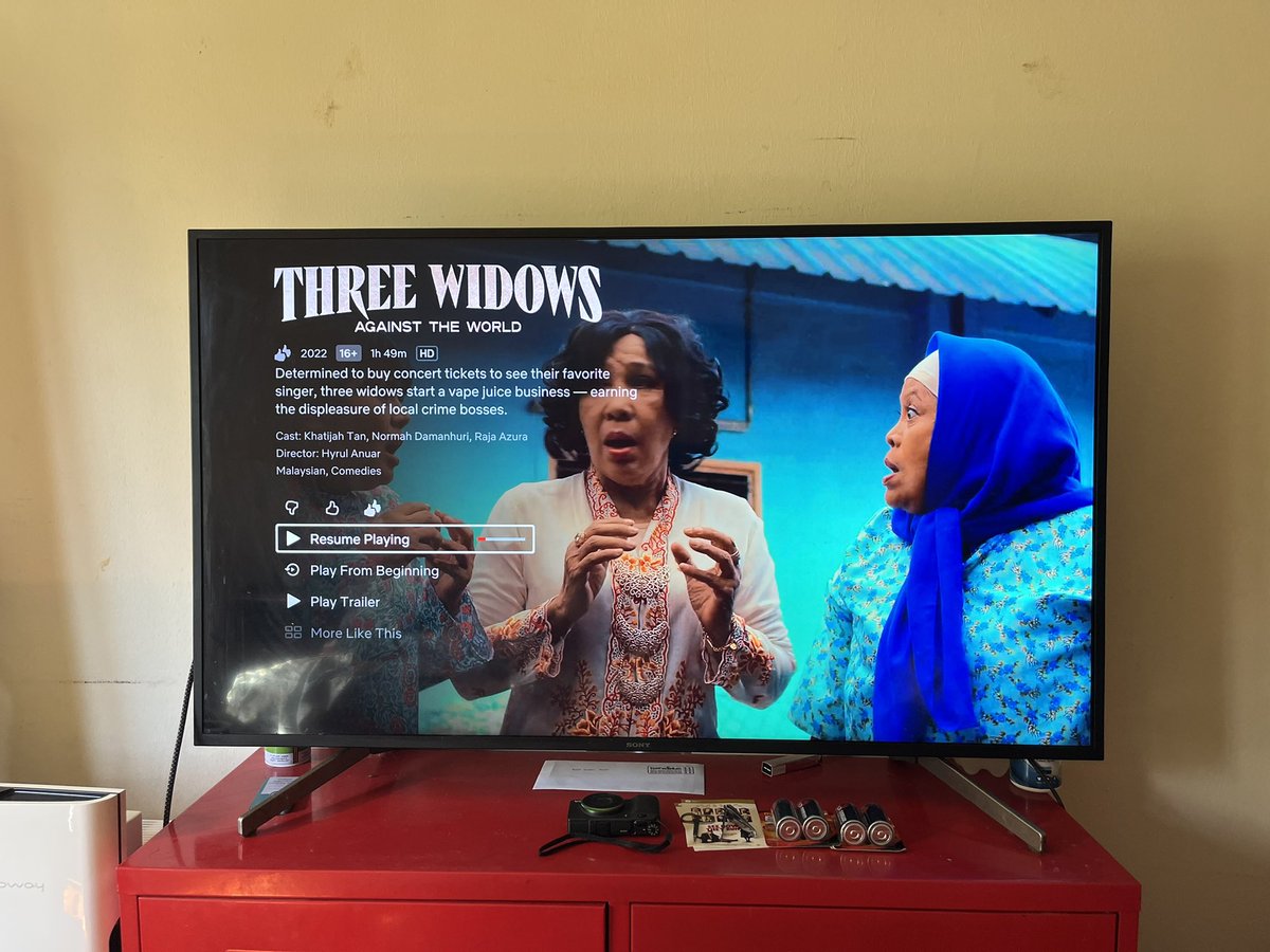 hyyyyyrul's tweet photo. Tiga Janda Melawan Dunia dah available kat Netflix!!!!! https://t.co/b4VzcAUePL