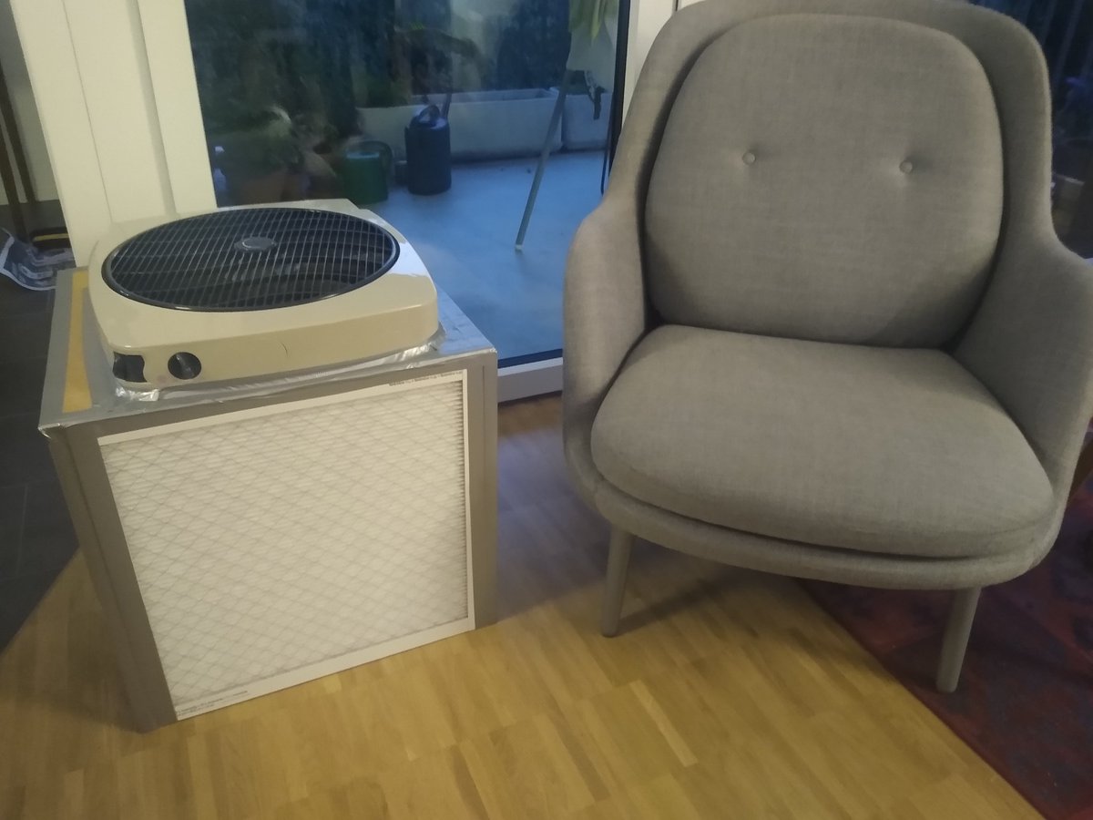 Neu im Shop zum vorbestellen und Auslieferung voraussichtlich ab Anfang November: 

Das Selbstbau-Kit für die Schweizer Version der CorsiRosenthalBox. Bestehend aus 4 Filtern, 1 Ventilator und 1 Rolle Klebeband. Der Aufbau dauert ca. 1h. 

makehumantechnology.org/product/corsi-…