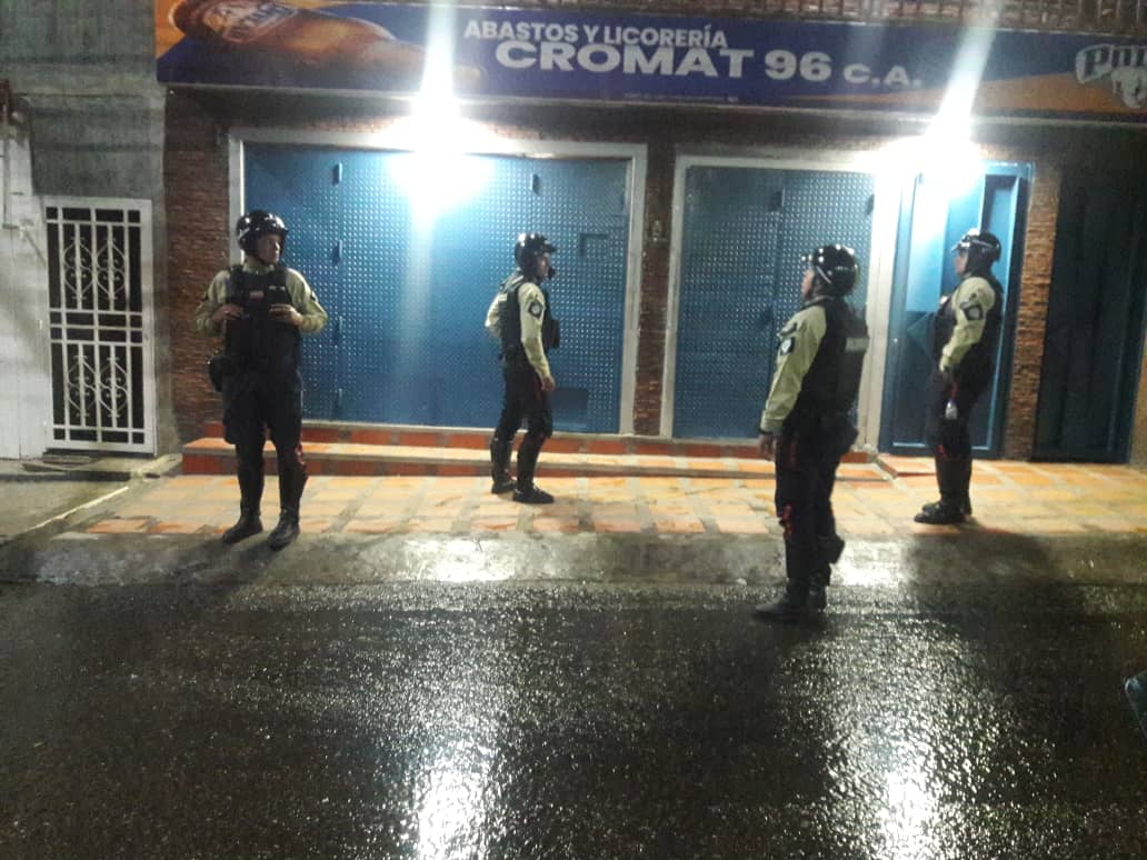 PolisucreOficia's tweet photo. #14deOctubre Funcionarios adscritos al Servicio de Patrullaje Motorizado realizan dispositivo especial para el cierre de establecimientos de expendio de bebidas alcoholicas fuera del horario permisado. https://t.co/eATR4lFZzr