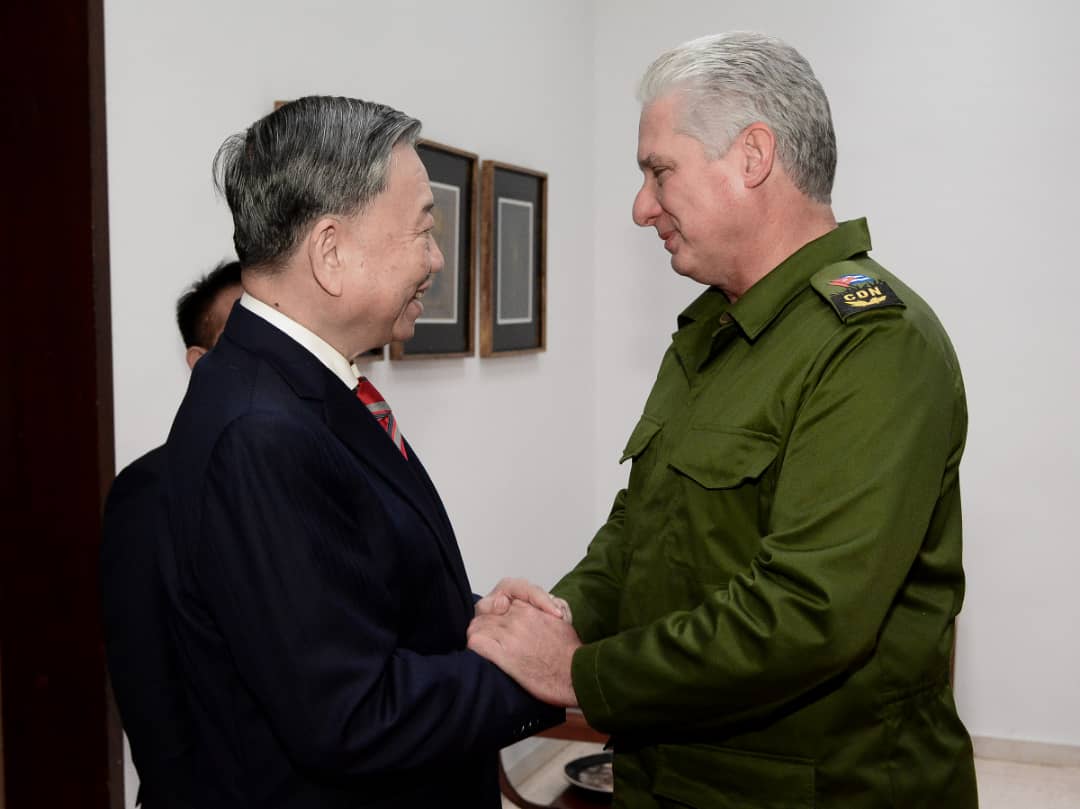 <a href="/DiazCanelB/">Miguel Díaz-Canel Bermúdez</a> El general de Seguridad To Lam, también miembro del Buró Político del Partido Comunista de Vietnam, agradeció la fraternal bienvenida a #Cuba y reafirmó la disposición a colaborar en áreas de interés mutuo
#AmigosDeFidel #FuerzaCuba