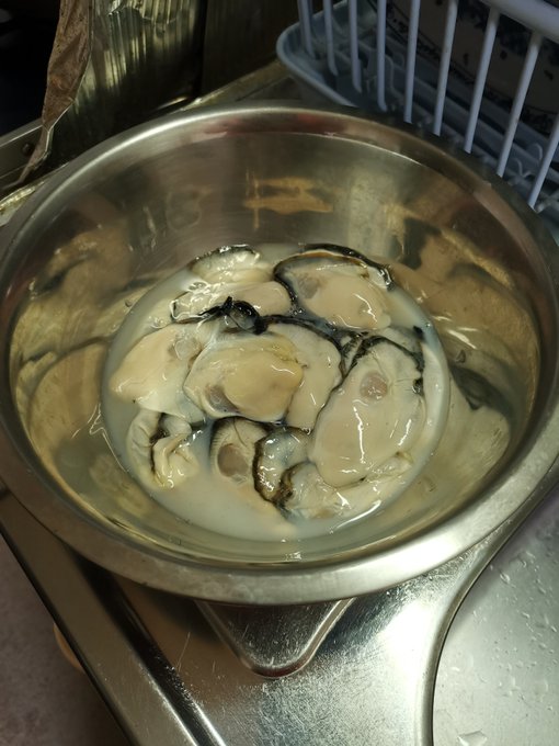 解凍して剥いたのがこちら。意外に早く解凍できて、あと剥くのもナイフあればすぐだな。(1つ剥けばコツが分かる)
生好きとしてはこのままつるりといきたいけど…流石に我慢…か。 