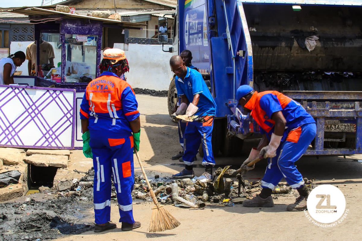 qweku_b's tweet photo. These are some pictures from the Operation Clean Your Frontage Bye-Law Enforcement Exercise within the Ablekuma South Municipality (Chorkor Lante Maamin stretch)     @ZoomlionLtd @AccraMetropolis   #GetABin 
#LetsMakeAccraWork 
#OperationCleanYourFrontage
#Zoomlion https://t.co/IMP3JeobsV