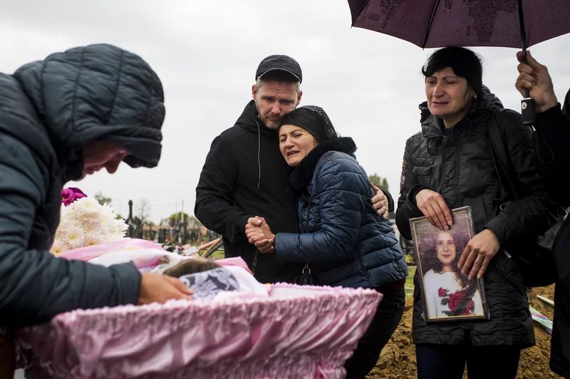 Visegrád 24 on Twitter: "Andriy and Iryna Grycenko mourn the death of ...