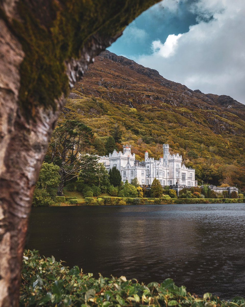 Jgazze's tweet photo. Kylemore Abbey has a gorgeous vibe in the fall. 🍂 One of my recommendations as a top attraction in #Ireland 🍀 @GoToIrelandCA @Media_IrelandCA #GoToIreland https://t.co/RauhxdpidZ