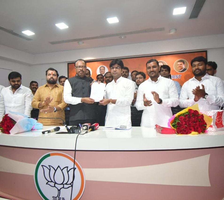 BJP4Maharashtra's tweet photo. प्रदेशाध्यक्ष श्री. @cbawankule जी यांनी भारतीय जनता युवा मोर्चा (BJYM Maharashtra) प्रदेशाध्यक्ष पदी श्री. राहुल लोणीकर यांची नियुक्ती केली आहे.

श्री. राहुल जींचे भारतीय जनता पार्टी महाराष्ट्र च्या वतीने हार्दिक अभिनंदन व पुढील वाटचालीस शुभेच्छा! https://t.co/N3mkbqSqaP