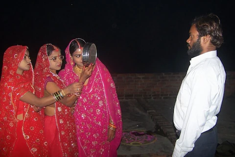 news24tvchannel's tweet photo. UP : चित्रकूट में एक पति के लिए तीन पत्नियों ने रखा था करवा चौथ का व्रत। 

◆ तीनों महिलाएं आपस में सगी बहनें हैं। https://t.co/hZJHqFqABT
