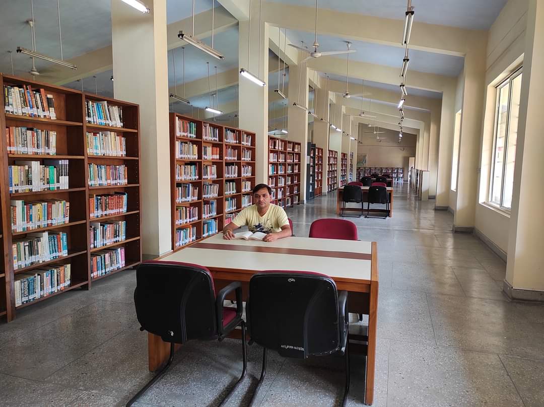 SKaushal97's tweet photo. "अच्छे मित्र, अच्छी किताबें, और साफ़ अंतःकरण : यही आदर्श जीवन है।"
#BooksLove #EducatingMyself https://t.co/4wpsgIXRRh