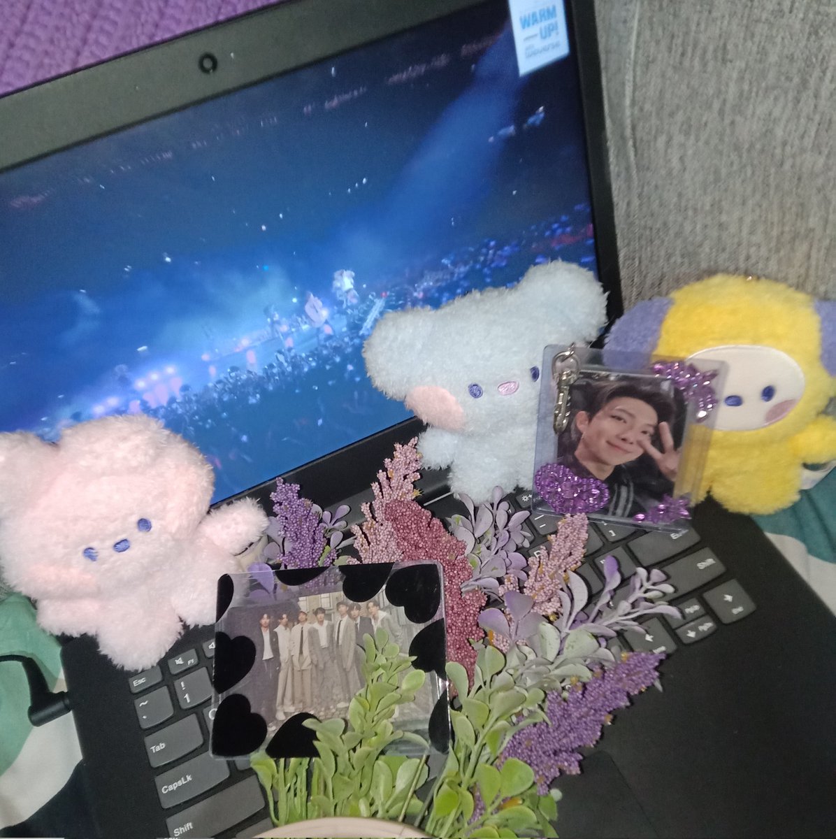 midastouchbts's tweet photo. warming up 💜✨ #BTS_YetToCome_Weverse_LIVE https://t.co/OlzhsSwbyp