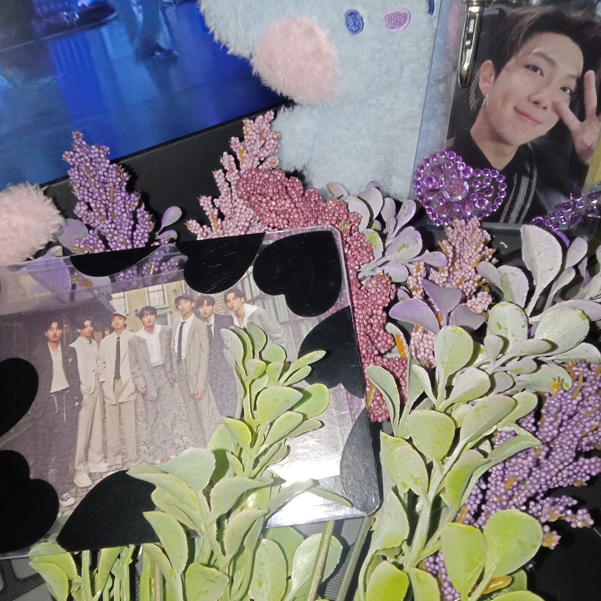midastouchbts's tweet photo. warming up 💜✨ #BTS_YetToCome_Weverse_LIVE https://t.co/OlzhsSwbyp