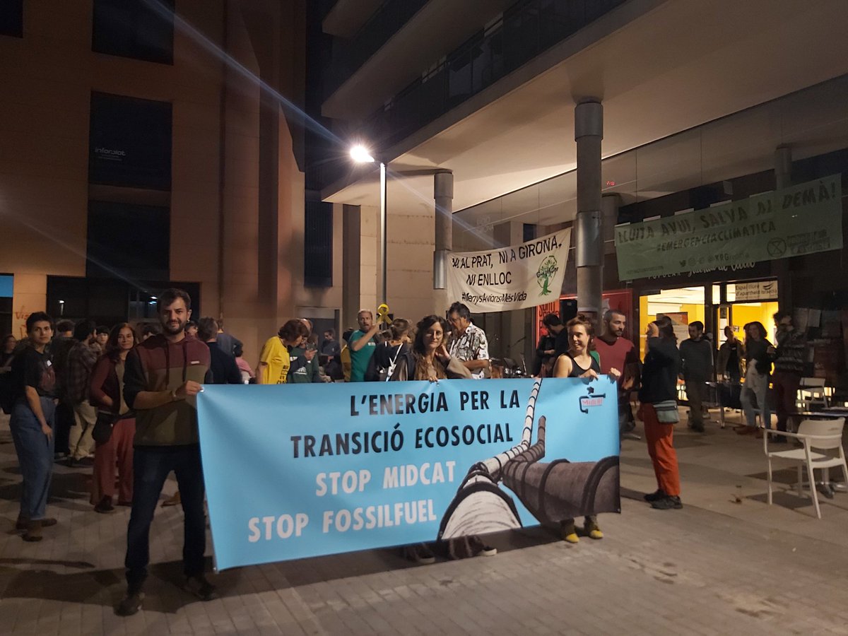XRGirona's tweet photo. Finalment vam participar a una acció de @resposta.midcat per dir que volem l'energia per a la transició ecosocial, #StopMidcat #StopFossilFuel 🚫 https://t.co/jamtGu3eAq