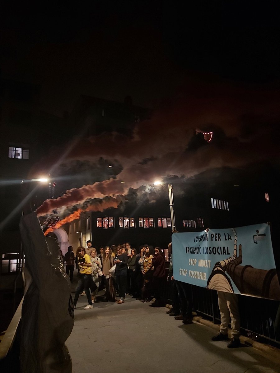 XRGirona's tweet photo. Finalment vam participar a una acció de @resposta.midcat per dir que volem l'energia per a la transició ecosocial, #StopMidcat #StopFossilFuel 🚫 https://t.co/jamtGu3eAq