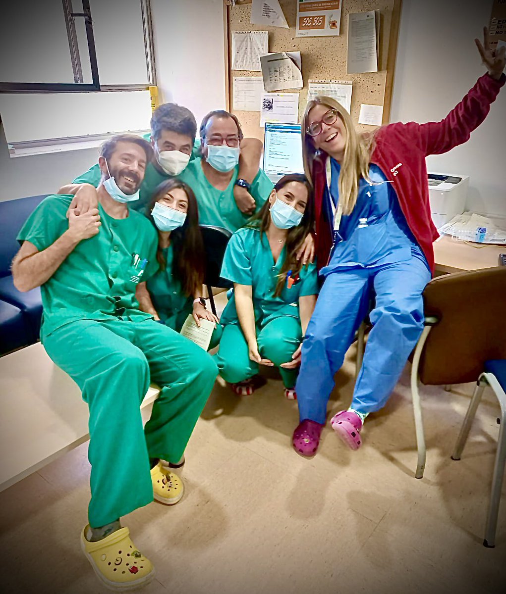 JMduenas28's tweet photo. Ayer empezábamos la guardia con este buen ambiente!!! Hoy, 24 horas después, y 10 ingresos más, sigue el buen ambiente y cordialidad. Gracias a todas esas personas que con su trabajo, simpatía, cariño….te hacen más  fácil el camino sea cual sea su travesía y destino!!!! #UCI https://t.co/7IWmSWJAUI