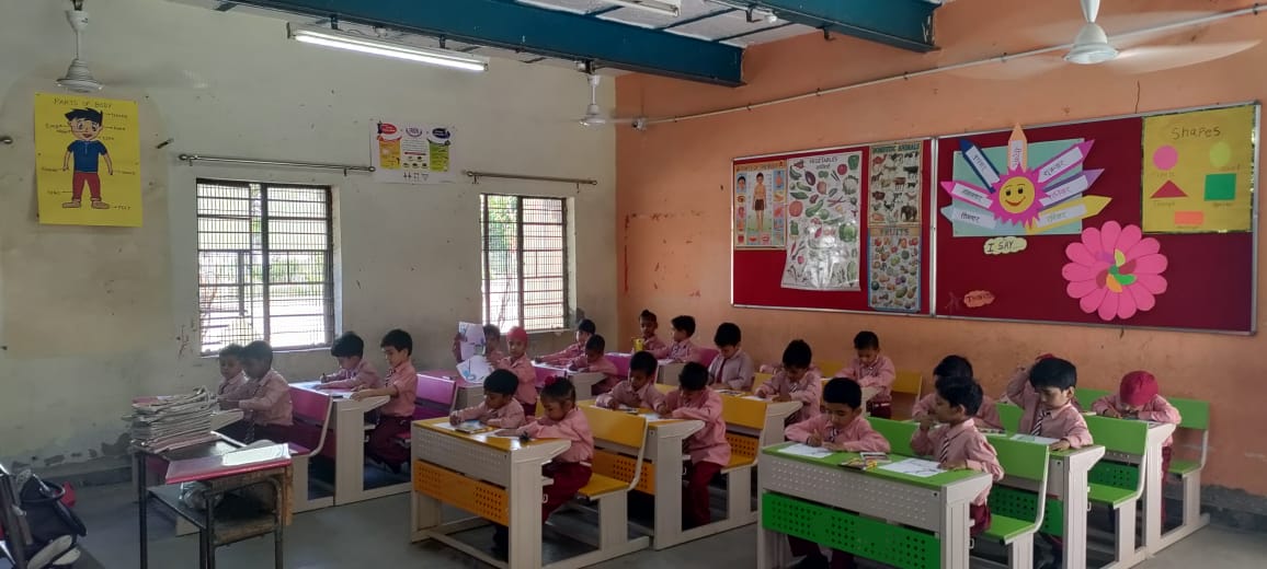 VidyanjaliDelhi's tweet photo. #Delhi #Vidyanjali Yogdaan 486
#volunteer Ms.Ekta Rai teaching Art &amp; Craft to students of class 1 at SBV Tilak Nagar No1 ND (07070111404) Distt. WA 
Impacted Students:29
HOS: Mr. K.L.Surela
@EduMinOfIndia @vidyanjali_edu @SCERT2021 @DIETRNDELHI @Rajanish2007 https://t.co/dGI4odya02