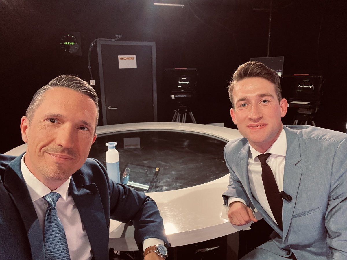 Jan De Meulemeester (@jdemeulemeester) on Twitter photo Klaar voor de opname @trends_be #ZNieuws 🎥
2 x studiogesprek met jong toptalent <a href="/JeroenKerstens/">Jeroen Kerstens</a> van <a href="/Econopolis/">Econopolis</a> over
- het débacle in 🇬🇧 met Truss en de exit van Kwasi Kwarteng
- blik op de beursweek en markten met inflatie 🇺🇸 en partijcongres 🇨🇳 Klaar voor de opname @trends_be #ZNieuws 🎥
2 x studiogesprek met jong toptalent <a href="/JeroenKerstens/">Jeroen Kerstens</a> van <a href="/Econopolis/">Econopolis</a> over
- het débacle in 🇬🇧 met Truss en de exit van Kwasi Kwarteng
- blik op de beursweek en markten met inflatie 🇺🇸 en partijcongres 🇨🇳