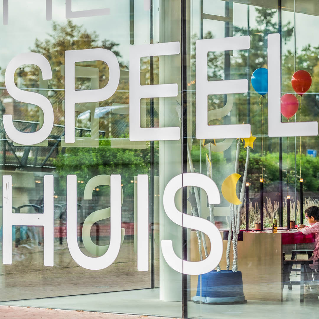 NOG EVEN... 👀 Pssst... Volgende week is het zover! Dan trappen we ons eigen giga-geweldige KinderTheaterFestival af met een heus festival op het Speelhuisplein! 🎪 Wij kijken er zó naar uit 🥰🤗

Zien we je daar? 👋
Meer info en kaarten vind je via theaterspeelhuis.nl/Kindertheaterf….