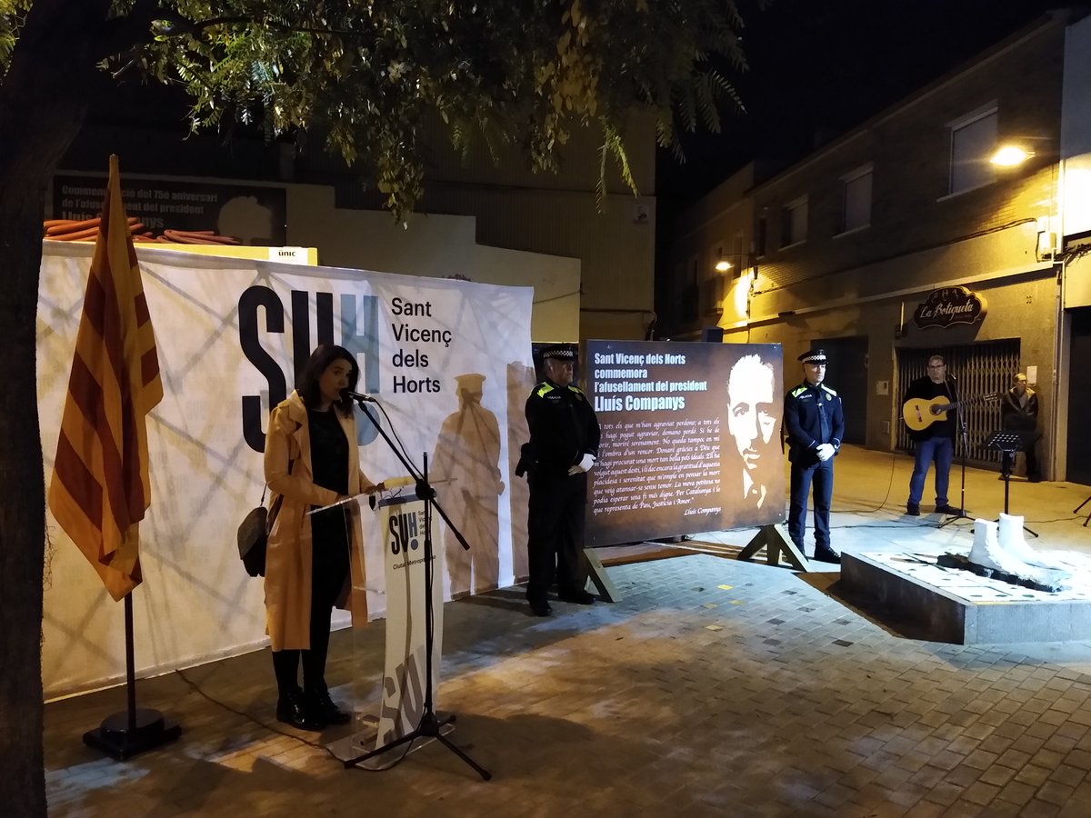 StVicencECPodem's tweet photo. 💐Avui als peus del seu monument hem commemorat el 82è aniversari de l'afusellament del President #LluísCompanys al castell de Montjuïc a mans del règim franquista Acabaren amb la seva vida però no amb el q encarnava la #Democràcia i la legitimitat de les institucions catalanes🏛️ https://t.co/Stuo68sAdB