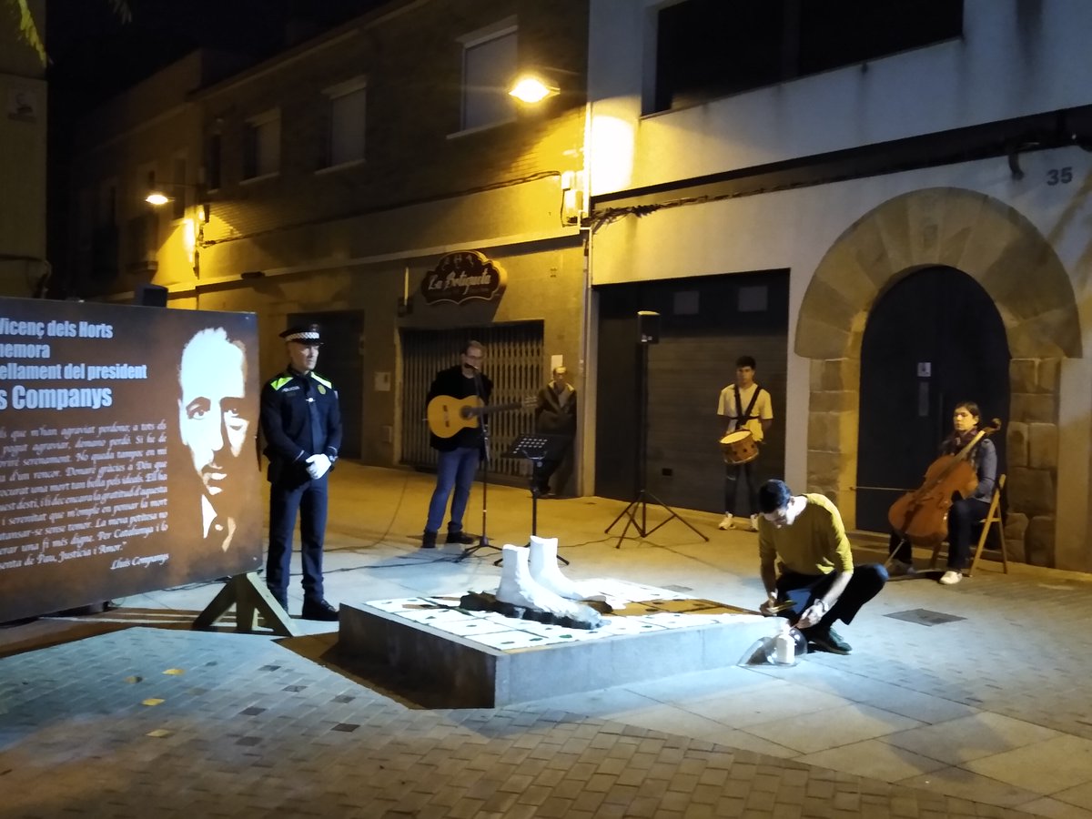 StVicencECPodem's tweet photo. 💐Avui als peus del seu monument hem commemorat el 82è aniversari de l'afusellament del President #LluísCompanys al castell de Montjuïc a mans del règim franquista Acabaren amb la seva vida però no amb el q encarnava la #Democràcia i la legitimitat de les institucions catalanes🏛️ https://t.co/Stuo68sAdB