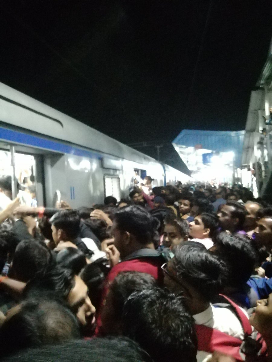 abhinaymaths's tweet image. समझ सको तो समझ लो उनका दर्द संघर्ष जो अपनी उम्र माँ बाप के सपनो को पूरा करने के लगे हैं
👇
मां : बेटा ट्रेन मिल गयी?
बेटा : हां, मां।
मां : सीट मिली?
बेटा : हां, पूरी खाली ट्रेन थी , आराम से बैठ गया हूं, आप चिंता मत करना, पहुंच कर फोन करूंगा.!
👆

#UPPET2022 #Exam