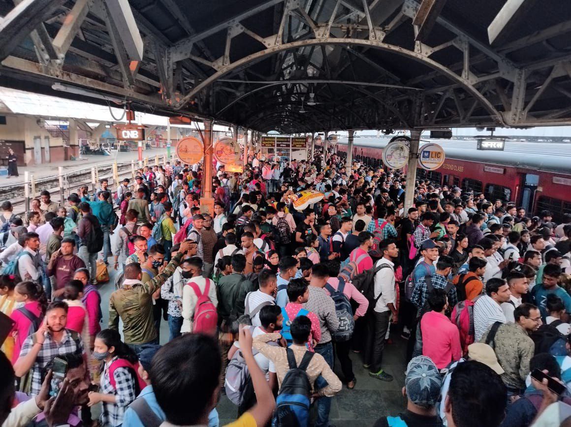 abhinaymaths's tweet image. समझ सको तो समझ लो उनका दर्द संघर्ष जो अपनी उम्र माँ बाप के सपनो को पूरा करने के लगे हैं
👇
मां : बेटा ट्रेन मिल गयी?
बेटा : हां, मां।
मां : सीट मिली?
बेटा : हां, पूरी खाली ट्रेन थी , आराम से बैठ गया हूं, आप चिंता मत करना, पहुंच कर फोन करूंगा.!
👆

#UPPET2022 #Exam