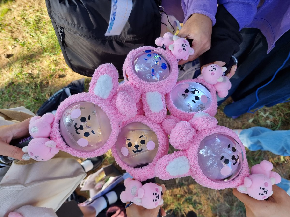 Jungkook biased K-Armys with their cooky army bombs ready for the concert. OHMYGOD THATS SO CUTE😭😭😭