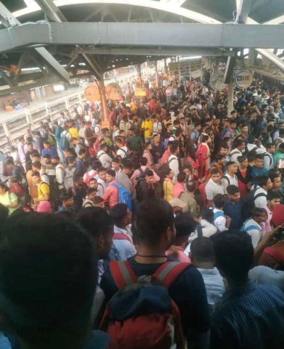 abhinaymaths's tweet image. समझ सको तो समझ लो उनका दर्द संघर्ष जो अपनी उम्र माँ बाप के सपनो को पूरा करने के लगे हैं
👇
मां : बेटा ट्रेन मिल गयी?
बेटा : हां, मां।
मां : सीट मिली?
बेटा : हां, पूरी खाली ट्रेन थी , आराम से बैठ गया हूं, आप चिंता मत करना, पहुंच कर फोन करूंगा.!
👆

#UPPET2022 #Exam