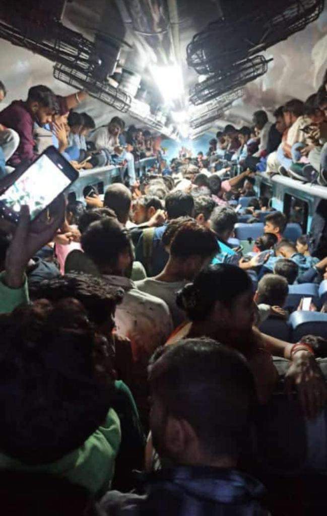 abhinaymaths's tweet image. समझ सको तो समझ लो उनका दर्द संघर्ष जो अपनी उम्र माँ बाप के सपनो को पूरा करने के लगे हैं
👇
मां : बेटा ट्रेन मिल गयी?
बेटा : हां, मां।
मां : सीट मिली?
बेटा : हां, पूरी खाली ट्रेन थी , आराम से बैठ गया हूं, आप चिंता मत करना, पहुंच कर फोन करूंगा.!
👆

#UPPET2022 #Exam