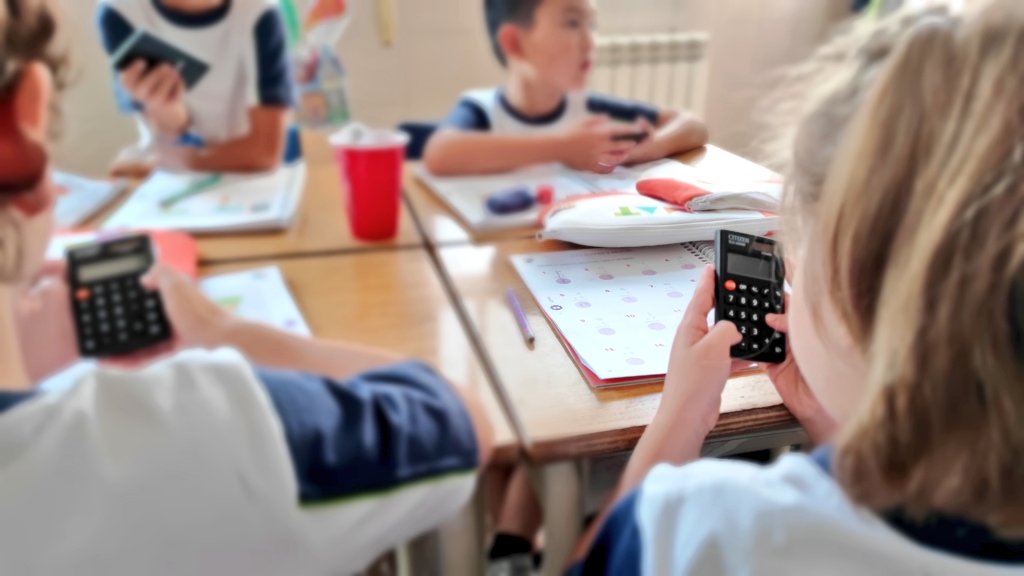 fecmips's tweet photo. ░C░A░L░C░U░L░A░D░O░R░A░
En #segundoEP se inician en el aprendizaje del uso de la #calculadora como un dispositivo que pueden emplear para comprobar resultados de operaciones realizadas.
👉Desde ya,es el material estrella del estuche #emat
@colegiosfec
@tekmaneducation https://t.co/V16EvvOt2h