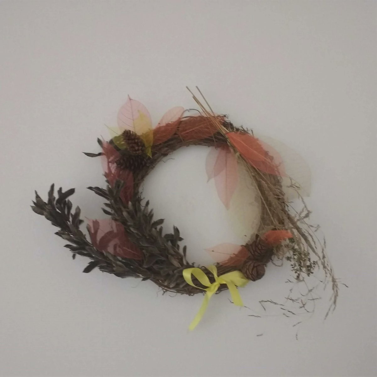 SkeletonLeafJTL's tweet photo. How to make an autumn wreath using skeleton leaves and foraged materials - a bit of arty inspiration for the school holidays.  https://t.co/keP3buHdm8 https://t.co/ZRg1VSmFXW
