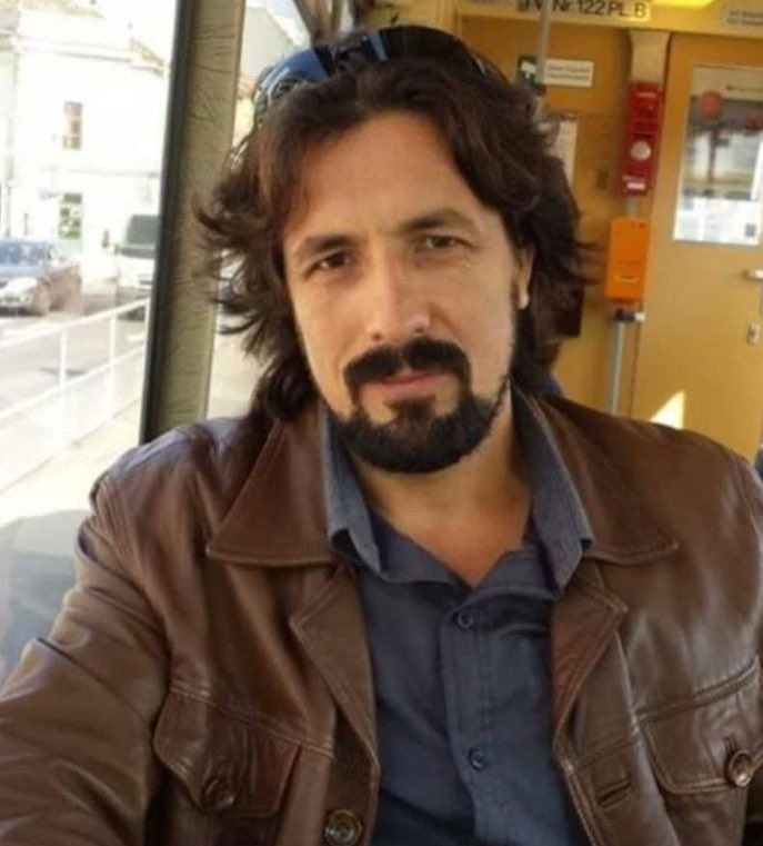 TurkcuPaylasim's tweet photo. Bursa'da şiddet gören bir kadını kurtarmak için gittiği evde, kapı açılmayınca balkondan tırmanırken yere düşen Polisimiz Samih Altıntaş Şehit düştü…

🇹🇷Aziz ruhu şad olsun. https://t.co/UZwMRaJjAl